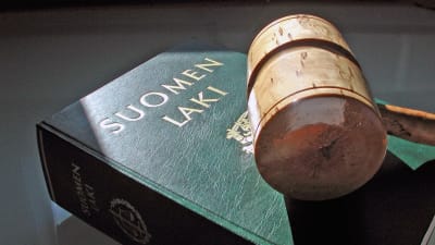 Finlands lag-boken och en ordförandeklubba.