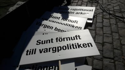 plakat på vargdemonstration i Vasa