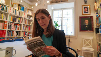 Agnes Hellström läser en bok som heter Kampen för Fred.