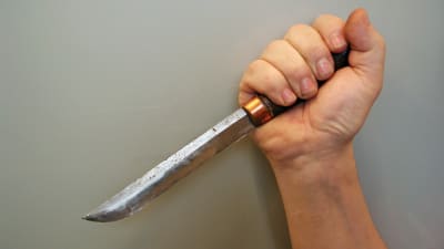 En hand håller i en kniv
