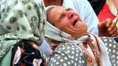 En bild från 11 juli 2000 visar en sörjande bosniakisk kvinna.