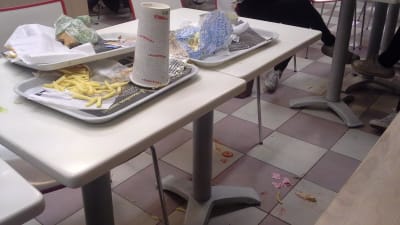 ostädade restaurangbord på Hesburger