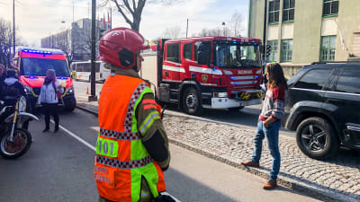 Räddningsverkets personal, en brandbil och andra personer står vid Mannerheimgatan i Borgå där en trafikolycka just skett.