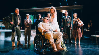 Foto från Macbeth på Nationalteatern. I mitten Esko Salminen och Katariina Kaitue som kung Duncan och Lady Macbeth.