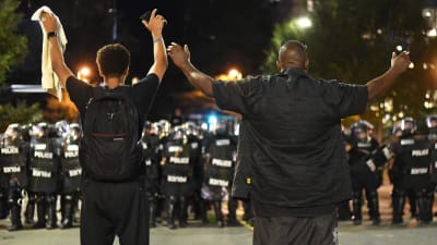 Demonstranter konfronteras av kravallpolis i Charlotte, North Carolina den 22 september 2016.