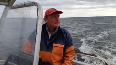 Fiskaren Mikael Lindholm ombord på sin båt