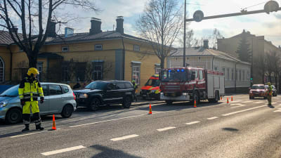 Räddningsverkets personal leder trafiken på Mannerheimgatan i Borgå.