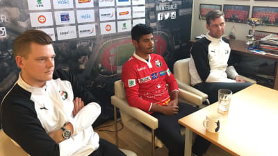 Jonas Portin och Niklas Käcko tillsammans med det senaste tillskottet till truppen, "Macue".