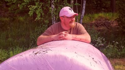 Andreas Johansson med en av sina rosa balar.