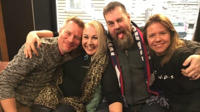 I Efter Nios soffa sitter Mårten Svartström, Satu Söderström, Stan Saanila och Sonja Kailassaari