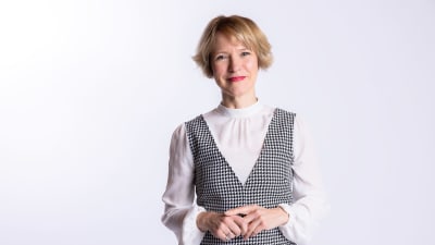 Virpi Kulomaa, skolmåltidskoordinator vid Jord- och skogsbruksministeriet poserar