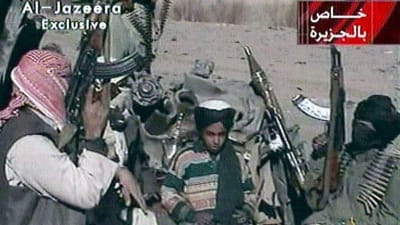 Hamza bin Ladin (i mitten) tillsammans med talibankrigare nära Ghazni, i östra Afghanistan, i november 2001.
