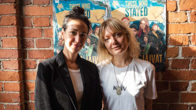 Anna Eliseeva och Kateryna  Vyshnevska står bredvid varandra och ser rakt in i kameran och ler.