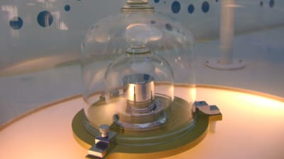 Bild på replika av kilogramprototypen under sina glaskupor