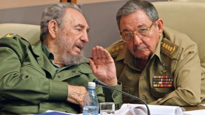Bröderna Fidel och Raúl Castro 23.12.2003