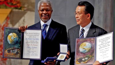 Kafi Annan och Han Seung-soo när de mottar Nobels fredspris.