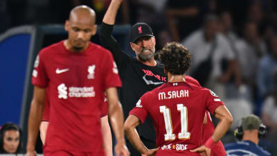 Jürgen Klopp snackar med Mohamed Salah.