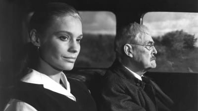 Svartvit bild ut Bergmans film Smultronstället som föreställer två personer i en bil.