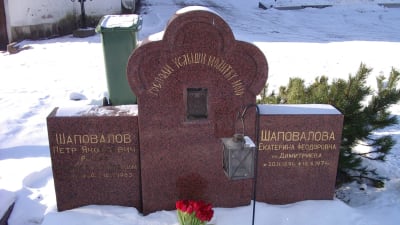 Gravsten med kyrillisk skrift. Snö på marken. Pjotr Sjapovalovs grav i Helsingfors