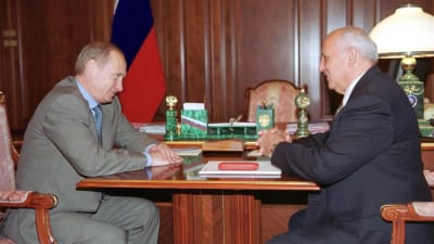 Vladimir Putin och Michail Gorbatjov sitter mitt emot varandra vid ett bord.