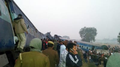 Intensivt räddningsarbete pågår vid tåget som har spårat ur nära staden Kanpur i Norra Indien den 20 november 2016.