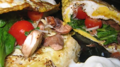 Omelett med svamp, spenat och körsbärstomater.
