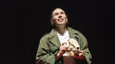 Jussi Nikkilä som Hamlet.