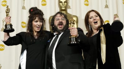 Fran Walsh, Peter Jackson och Philippa Boyens håller i Oscarsstatyetter.