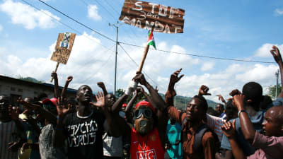 Demonstranter protesterar i Bujumbura, Burundi mot att president Pierre Nkurunziza ställer upp för omval för tredje gången.