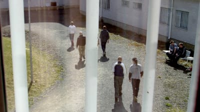 Fångar ute på fängelsegården