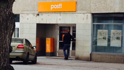 En kund drar på dörren till posten i Ekenäs som är stängd på grund av strejk.