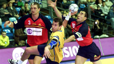 Magnus Wislander försöker göra mål mot Spanien i EM 2000