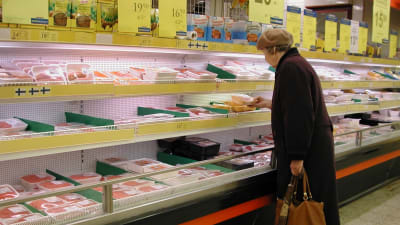 En kvinna i en matbutik
