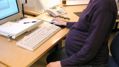 Gravid mamma vid datorn