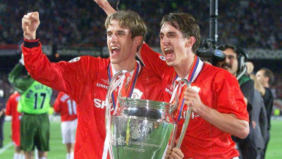Phil och Gary Neville, lyfter CL-bucklan i Manchester United, 1999.