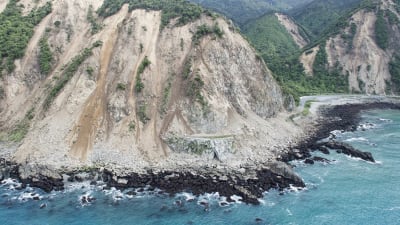 Skalvet med magnituden 7,8 utlöste mellan 80 000 och 100 000 jordskred och orsakade omfattande materiella skador