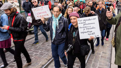 Demonstranter går på Alexandersgatan i Helsingfors.