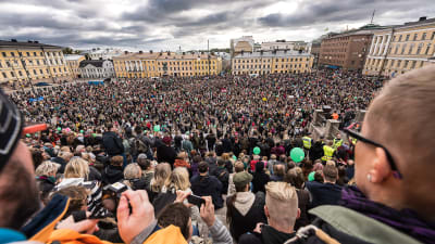 Folkmassor på Senatstorget i Helsingfors.
