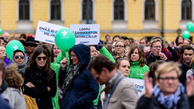 Demonstranter på Peli poikki-demonstrationen.