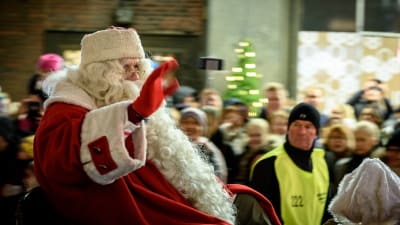 Julgubben vinkar.