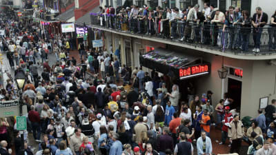 Bourbon Street i New Orleans under Mardi Grasfestivalen.
