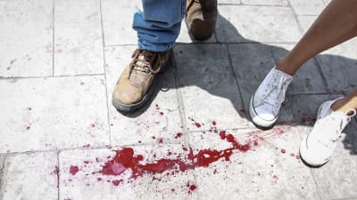 Blodspåren efter den kvinna som dödades utanför en vallokal i västra Caracas 16.7.2017.