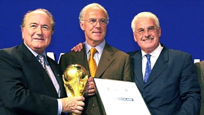 Sepp Blatter (t.v.) och Franz Beckenbauer (mitten) med VM-pokalen.