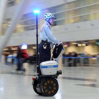 En polis på ståhjuling på flygfältet i Düsseldorf.