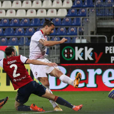 Zlatan gör 2–0-målet mot Cagliari.