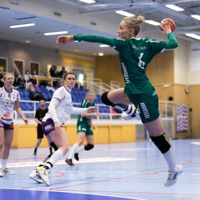 Ellen Voutilainen på väg att kasta i semifinal 1 2021.