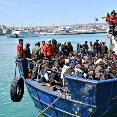 Ett båtdäck fyllt med migranter.