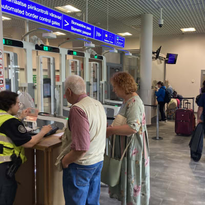 En man och en kvinna står vid gränskontrollen i Narva mellan Estland och Ryssland.