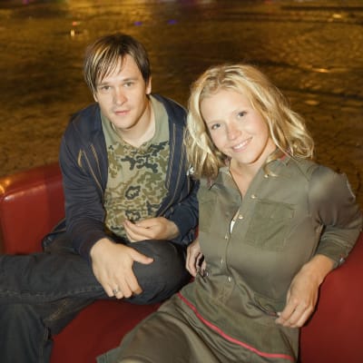 Musiikki-tv:n toimittajat Tomi Saarinen ja Sonja Kailassaari.