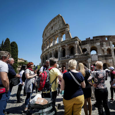 Turisteja Colosseumin edustalla Roomassa.